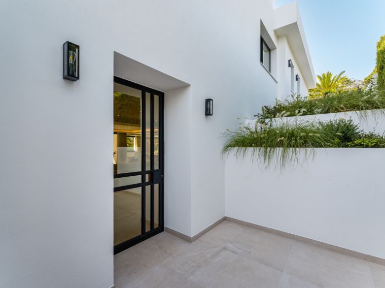 Villa de lujo contemporánea con vistas panorámicas al mar cerca de la Milla de Oro de Marbella