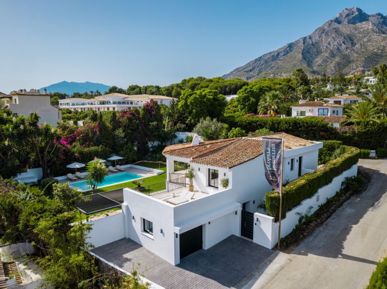 Villa de lujo contemporánea con vistas panorámicas al mar cerca de la Milla de Oro de Marbella