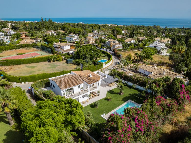 Villa de lujo contemporánea con vistas panorámicas al mar cerca de la Milla de Oro de Marbella
