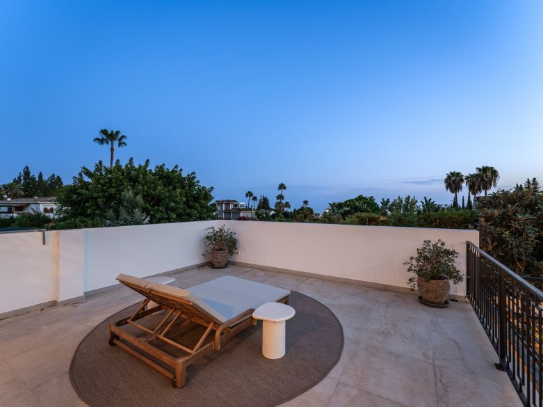 Villa de lujo contemporánea con vistas panorámicas al mar cerca de la Milla de Oro de Marbella