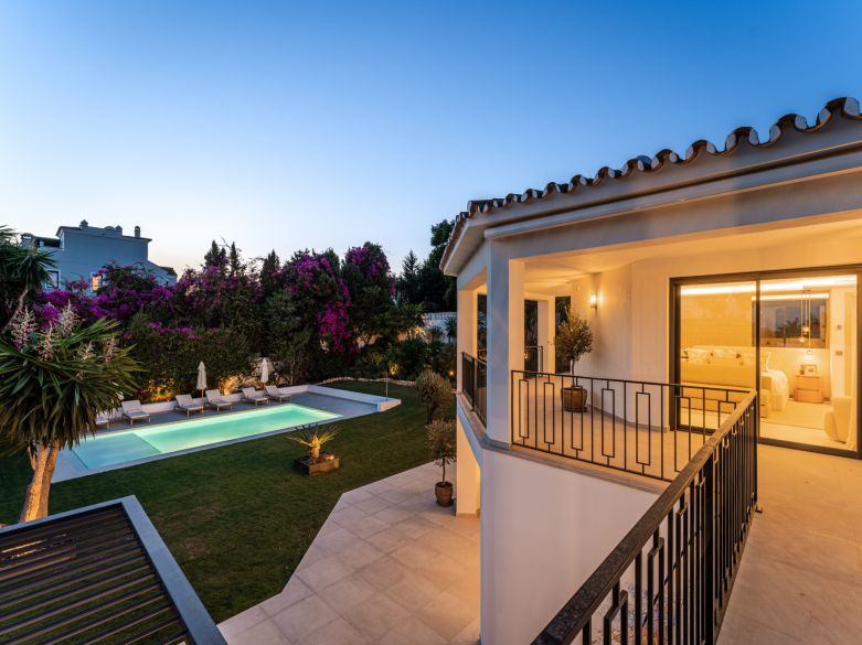 Villa de lujo contemporánea con vistas panorámicas al mar cerca de la Milla de Oro de Marbella