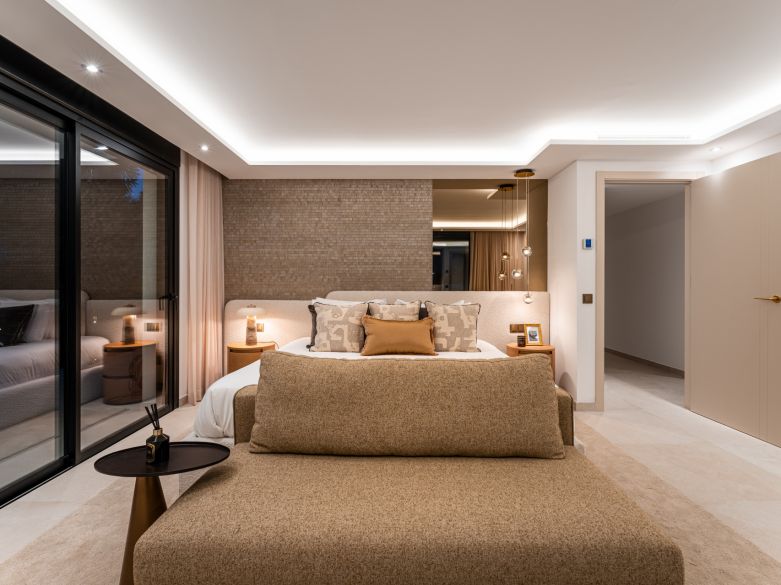 Villa de lujo contemporánea con vistas panorámicas al mar cerca de la Milla de Oro de Marbella