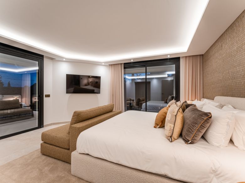 Villa de lujo contemporánea con vistas panorámicas al mar cerca de la Milla de Oro de Marbella