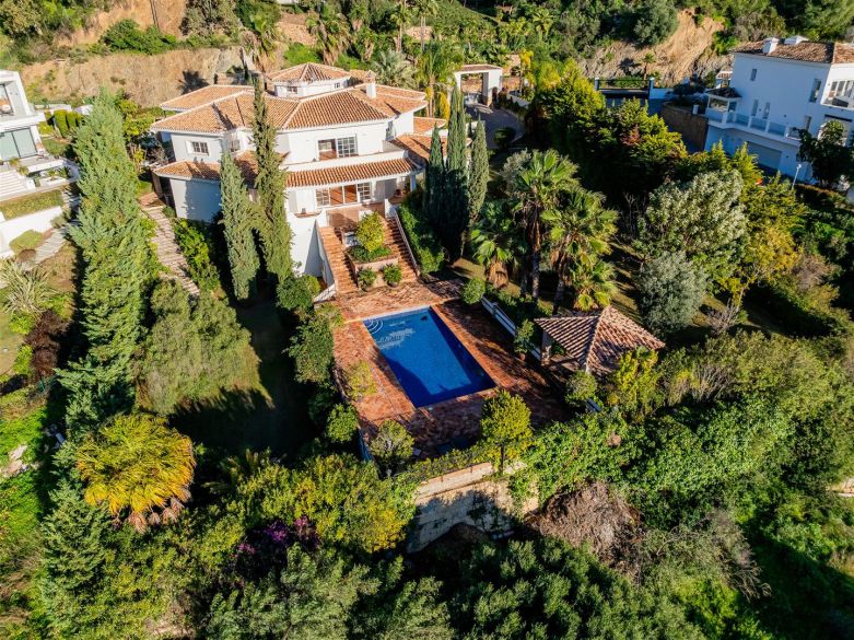 Grand Villa for Refurbishment in Exclusive Gated Community near Nueva Andalucía