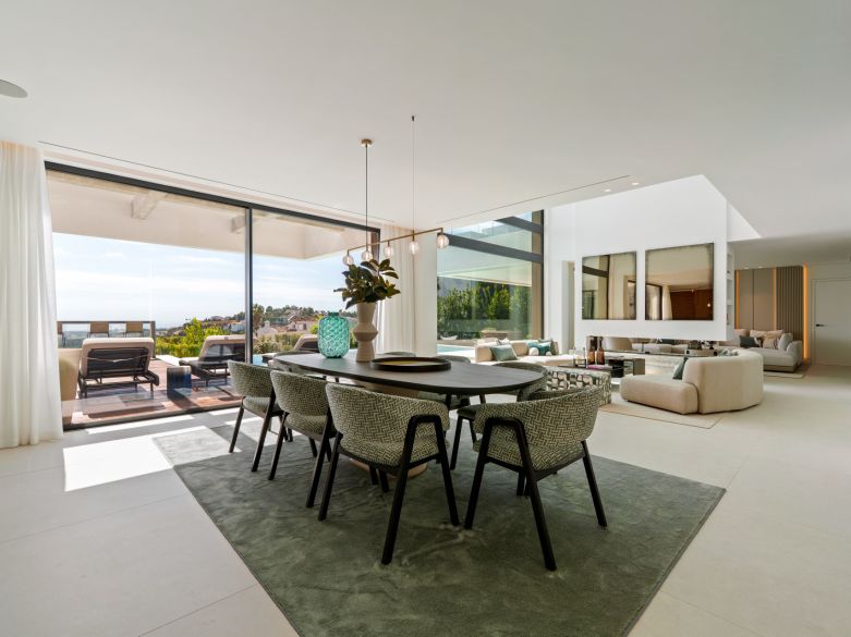 Villa de nueva construcción con vistas impresionantes en la exclusiva urbanización cerrada de Lomas de la Quinta - Benahavís