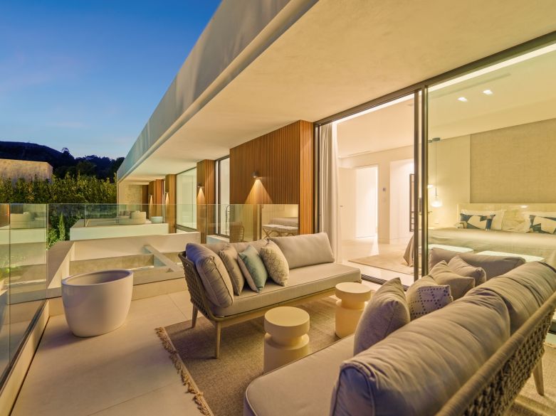 Villa de nueva construcción con vistas impresionantes en la exclusiva urbanización cerrada de Lomas de la Quinta - Benahavís