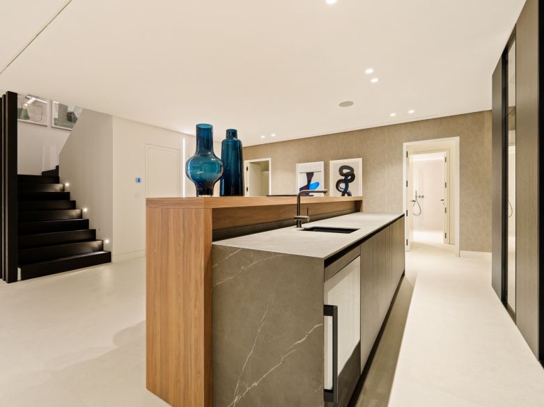 Villa de nueva construcción con vistas impresionantes en la exclusiva urbanización cerrada de Lomas de la Quinta - Benahavís