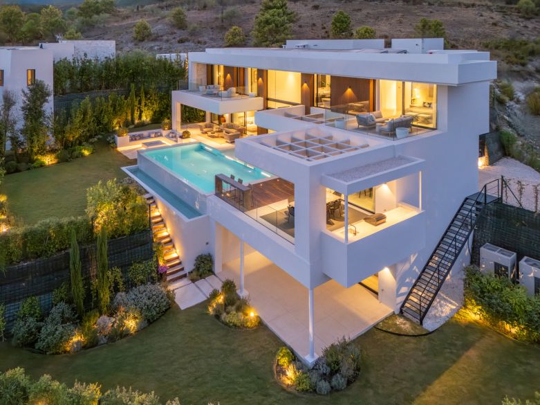 Villa de nueva construcción con vistas impresionantes en la exclusiva urbanización cerrada de Lomas de la Quinta - Benahavís