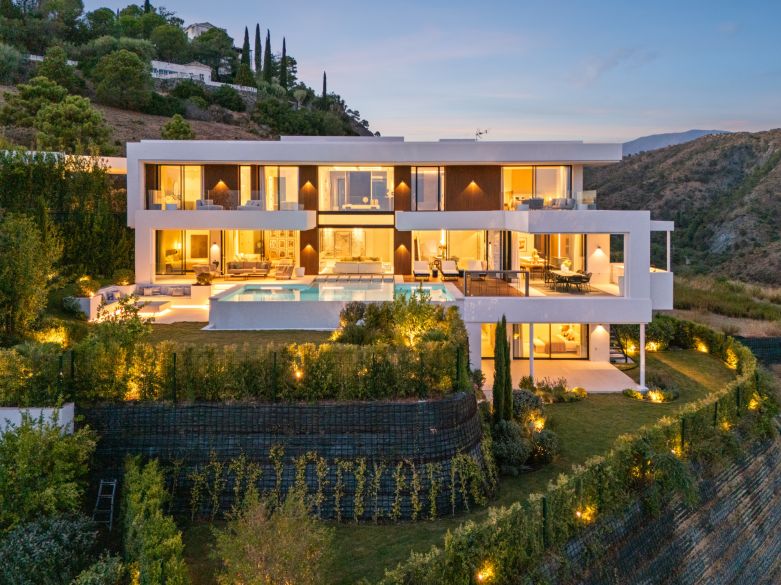 Villa de nueva construcción con vistas impresionantes en la exclusiva urbanización cerrada de Lomas de la Quinta - Benahavís