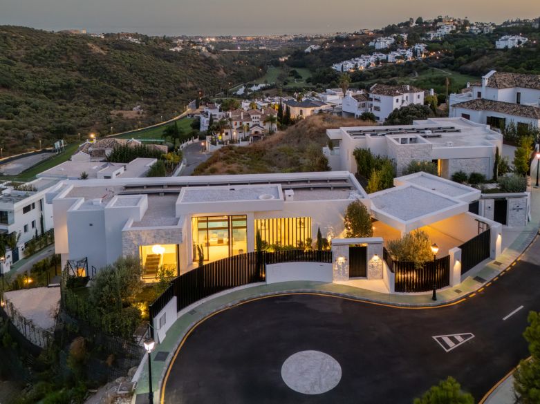 Villa de nueva construcción con vistas impresionantes en la exclusiva urbanización cerrada de Lomas de la Quinta - Benahavís