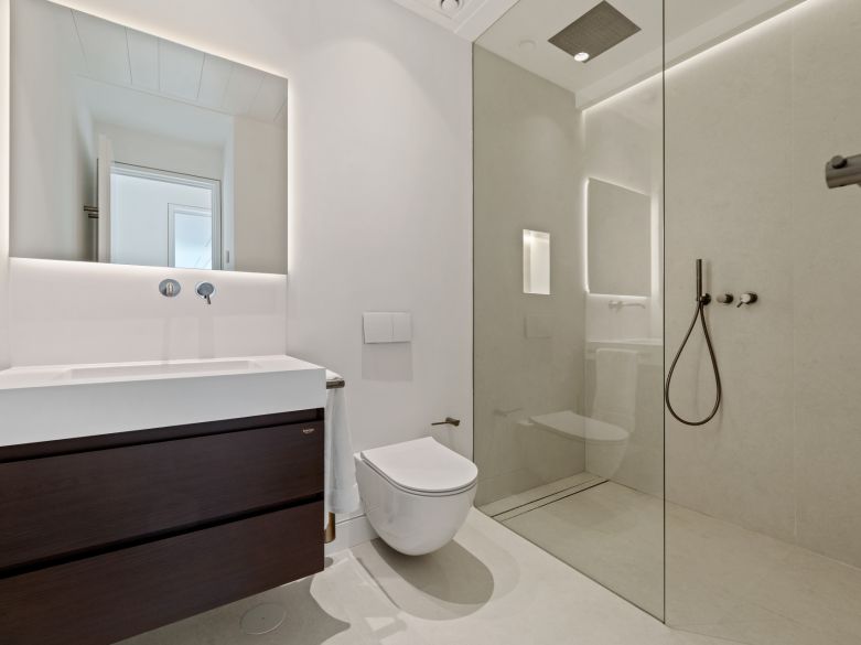 Villa de nueva construcción con vistas impresionantes en la exclusiva urbanización cerrada de Lomas de la Quinta - Benahavís