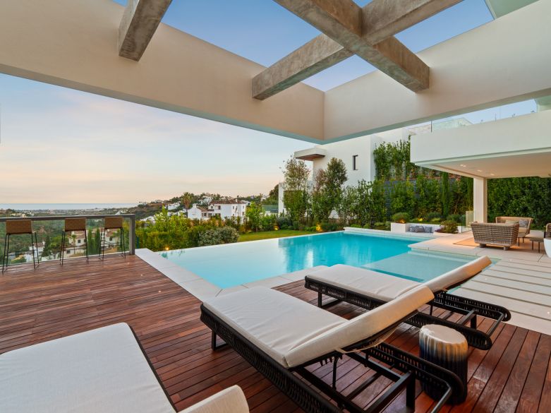Villa de nueva construcción con vistas impresionantes en la exclusiva urbanización cerrada de Lomas de la Quinta - Benahavís