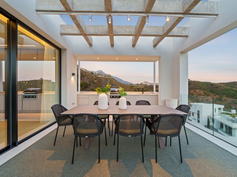 Villa de nueva construcción con vistas impresionantes en la exclusiva urbanización cerrada de Lomas de la Quinta - Benahavís