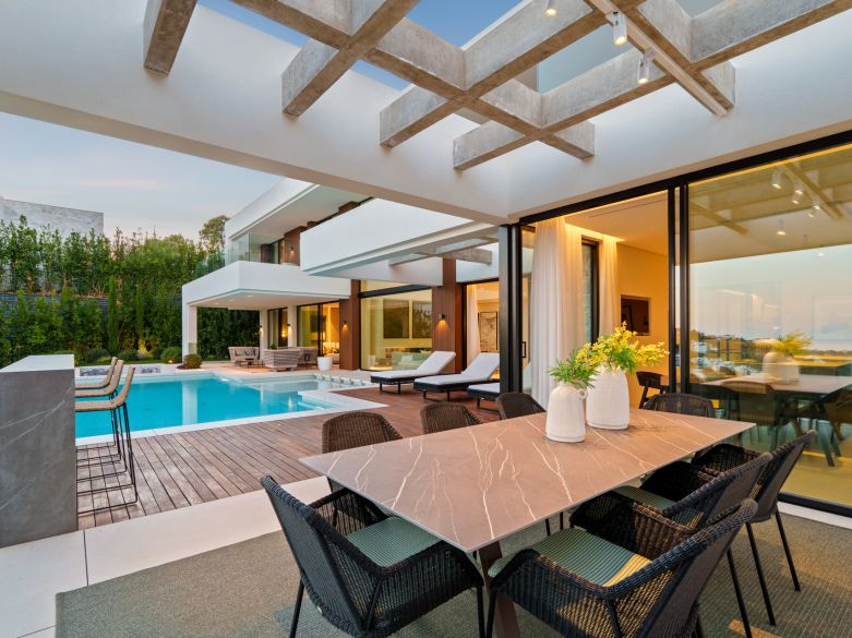 Villa de nueva construcción con vistas impresionantes en la exclusiva urbanización cerrada de Lomas de la Quinta - Benahavís