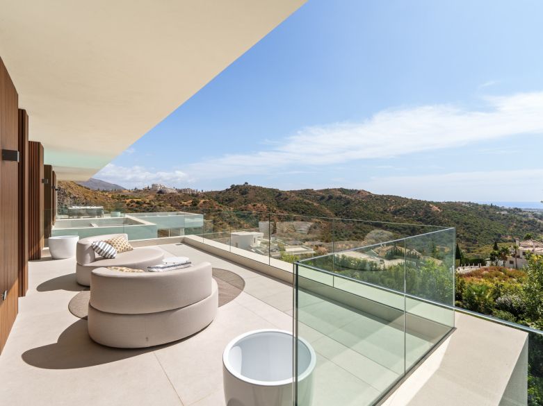 Villa de nueva construcción con vistas impresionantes en la exclusiva urbanización cerrada de Lomas de la Quinta - Benahavís
