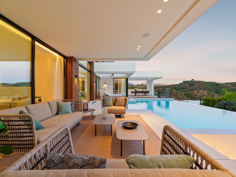 Villa de nueva construcción con vistas impresionantes en la exclusiva urbanización cerrada de Lomas de la Quinta - Benahavís