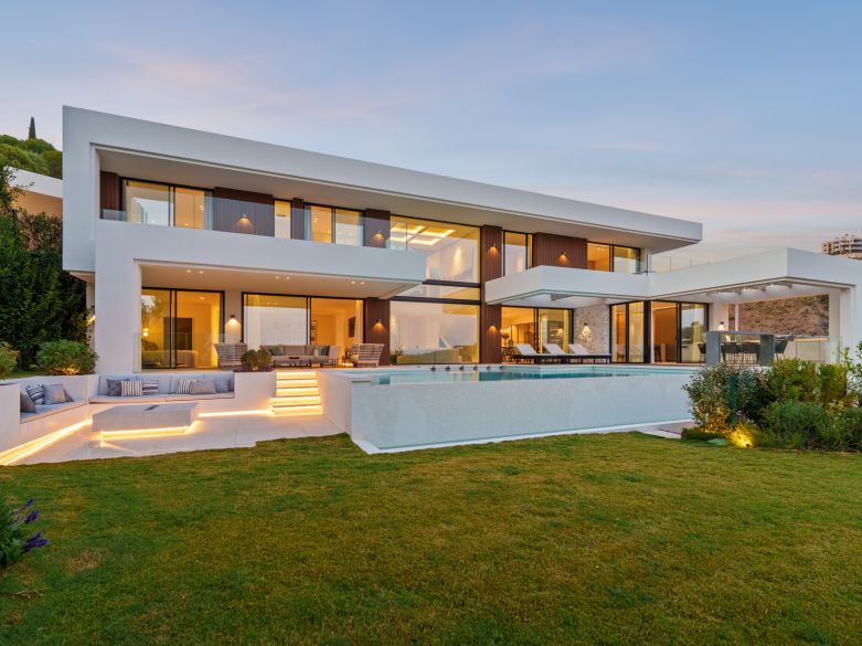 Villa de nueva construcción con vistas impresionantes en la exclusiva urbanización cerrada de Lomas de la Quinta - Benahavís