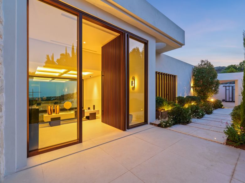 Villa de nueva construcción con vistas impresionantes en la exclusiva urbanización cerrada de Lomas de la Quinta - Benahavís