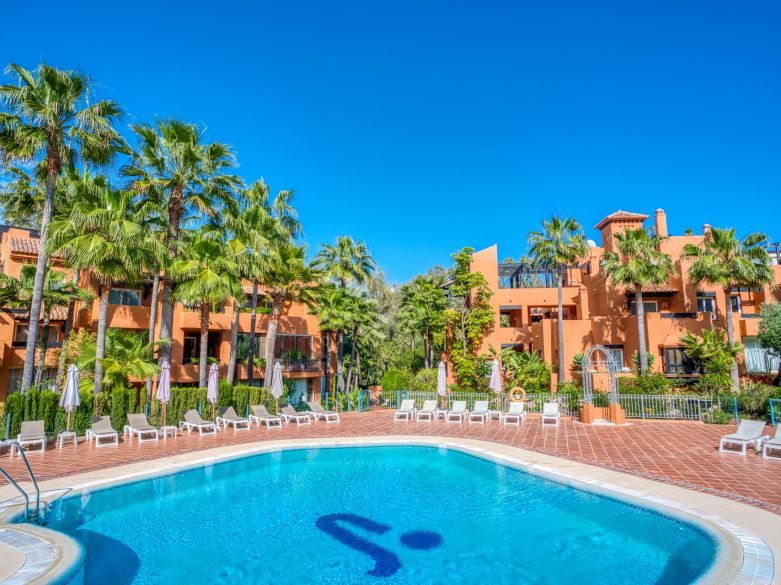 Charming two-bedroom ground-floor apartment with a southeast orientation, located in one of the most exclusive communities, Alminar de Marbella, in Nueva Andalucía.