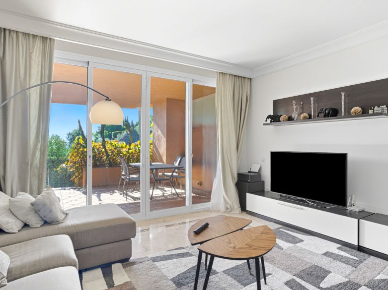 Encantador apartamento en planta baja de dos dormitorios con orientación sureste, situado en una de las comunidades más exclusivas, Alminar de Marbella, en Nueva Andalucía.