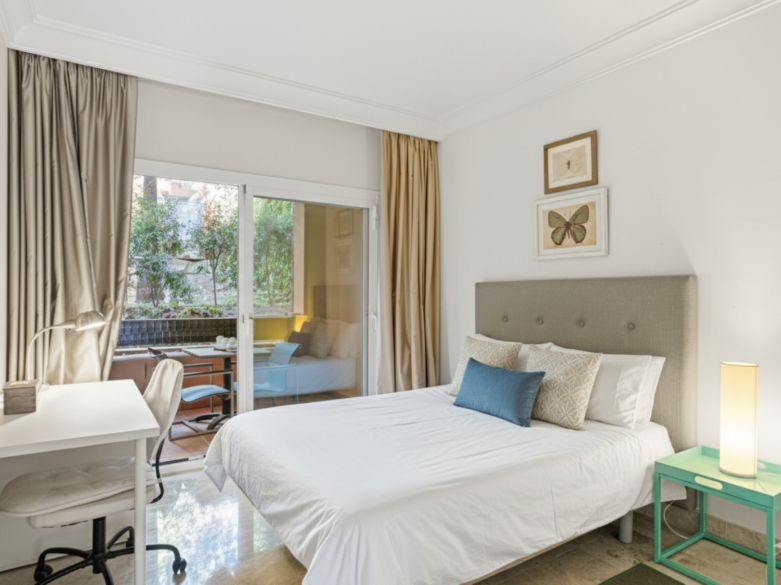 Charming two-bedroom ground-floor apartment with a southeast orientation, located in one of the most exclusive communities, Alminar de Marbella, in Nueva Andalucía.