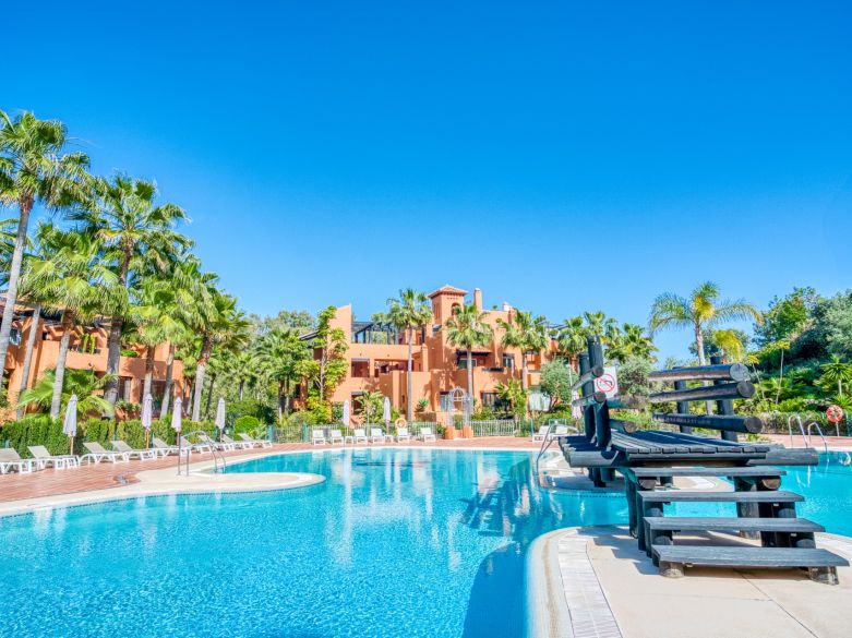 Charming two-bedroom ground-floor apartment with a southeast orientation, located in one of the most exclusive communities, Alminar de Marbella, in Nueva Andalucía.
