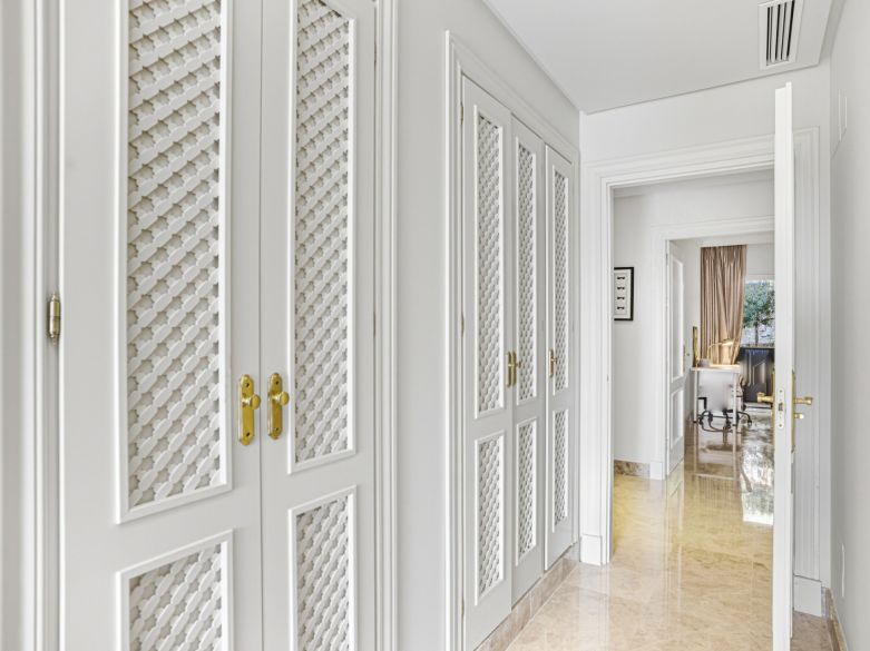 Charming two-bedroom ground-floor apartment with a southeast orientation, located in one of the most exclusive communities, Alminar de Marbella, in Nueva Andalucía.