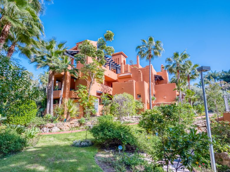 Charming two-bedroom ground-floor apartment with a southeast orientation, located in one of the most exclusive communities, Alminar de Marbella, in Nueva Andalucía.