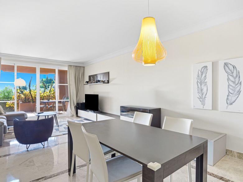 Charming two-bedroom ground-floor apartment with a southeast orientation, located in one of the most exclusive communities, Alminar de Marbella, in Nueva Andalucía.