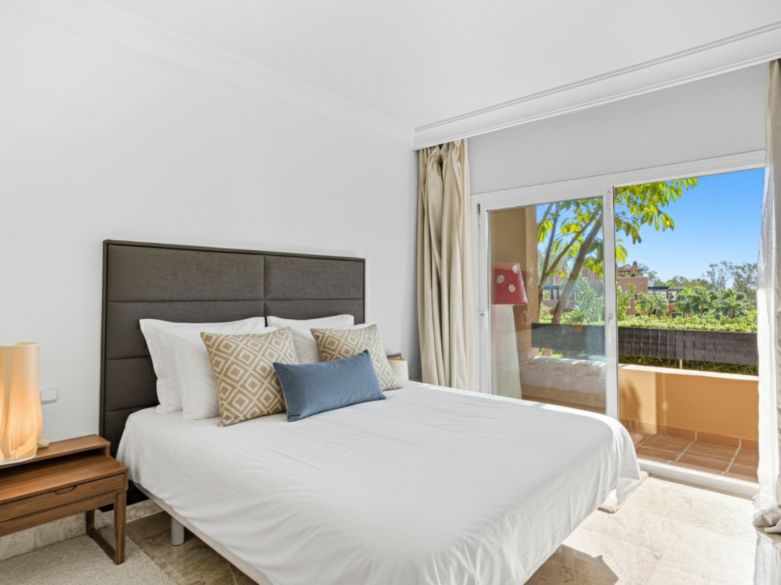 Encantador apartamento en planta baja de dos dormitorios con orientación sureste, situado en una de las comunidades más exclusivas, Alminar de Marbella, en Nueva Andalucía.