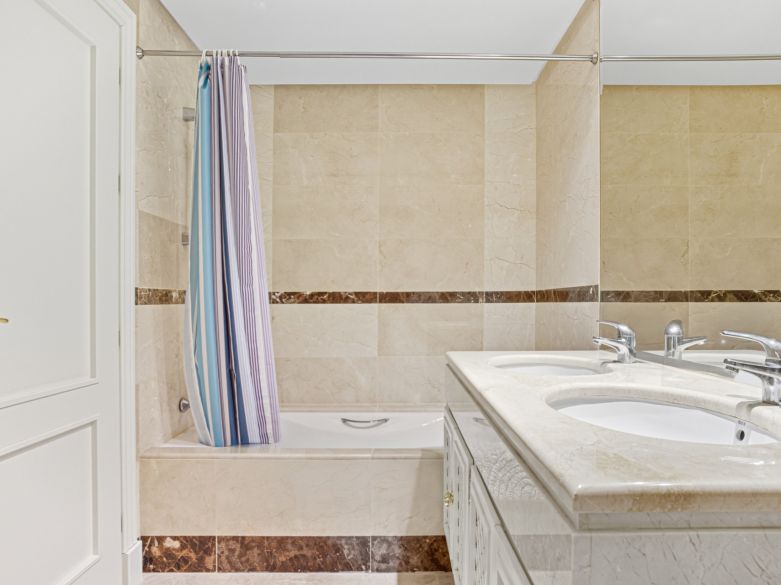 Charming two-bedroom ground-floor apartment with a southeast orientation, located in one of the most exclusive communities, Alminar de Marbella, in Nueva Andalucía.