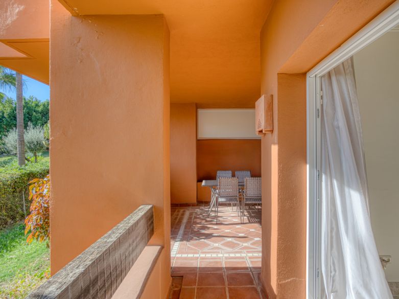 Charming two-bedroom ground-floor apartment with a southeast orientation, located in one of the most exclusive communities, Alminar de Marbella, in Nueva Andalucía.