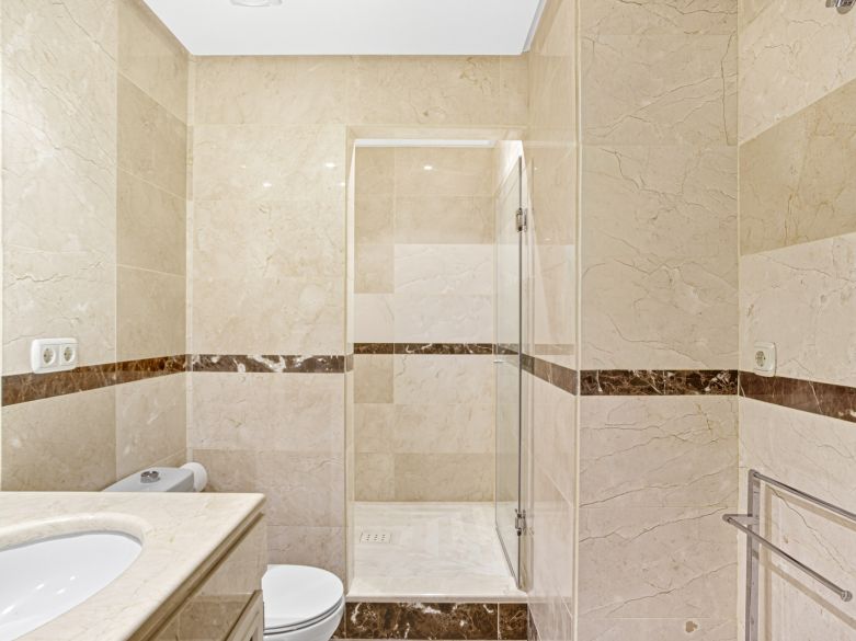 Encantador apartamento en planta baja de dos dormitorios con orientación sureste, situado en una de las comunidades más exclusivas, Alminar de Marbella, en Nueva Andalucía.