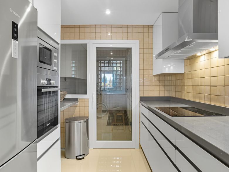 Encantador apartamento en planta baja de dos dormitorios con orientación sureste, situado en una de las comunidades más exclusivas, Alminar de Marbella, en Nueva Andalucía.