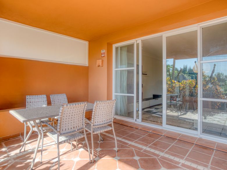 Encantador apartamento en planta baja de dos dormitorios con orientación sureste, situado en una de las comunidades más exclusivas, Alminar de Marbella, en Nueva Andalucía.