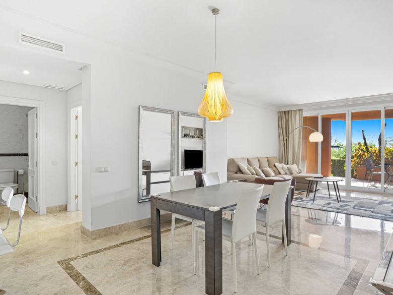 Encantador apartamento en planta baja de dos dormitorios con orientación sureste, situado en una de las comunidades más exclusivas, Alminar de Marbella, en Nueva Andalucía.