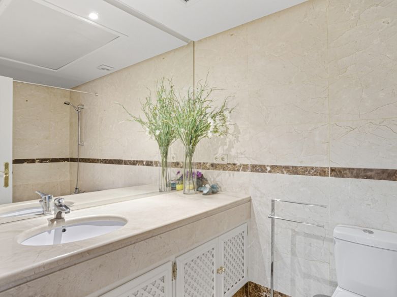 Encantador apartamento en planta baja de dos dormitorios con orientación sureste, situado en una de las comunidades más exclusivas, Alminar de Marbella, en Nueva Andalucía.