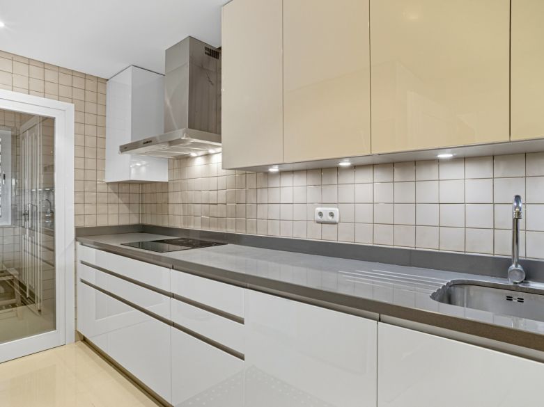 Charming two-bedroom ground-floor apartment with a southeast orientation, located in one of the most exclusive communities, Alminar de Marbella, in Nueva Andalucía.