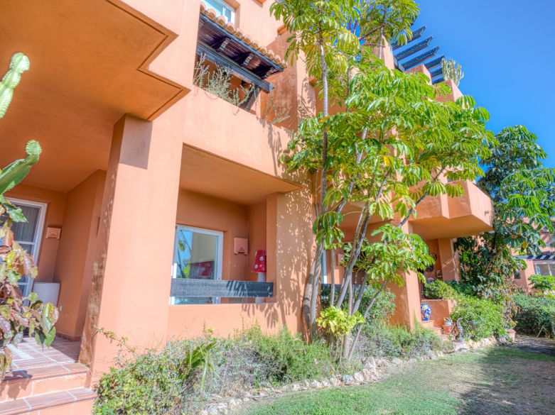 Charming two-bedroom ground-floor apartment with a southeast orientation, located in one of the most exclusive communities, Alminar de Marbella, in Nueva Andalucía.