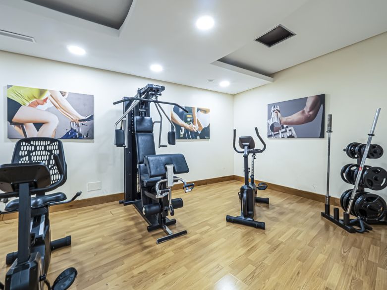 Elegante y moderno apartamento de dos dormitorios en el exclusivo Samara Resort en Marbella con impresionantes vistas panorámicas al mar