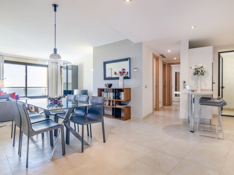 Elegante y moderno apartamento de dos dormitorios en el exclusivo Samara Resort en Marbella con impresionantes vistas panorámicas al mar