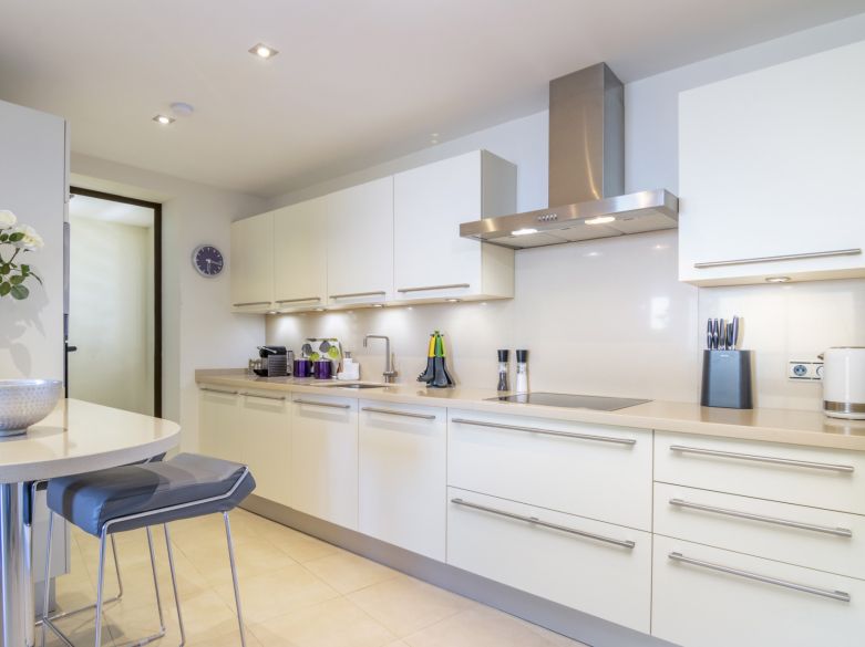 Elegante y moderno apartamento de dos dormitorios en el exclusivo Samara Resort en Marbella con impresionantes vistas panorámicas al mar