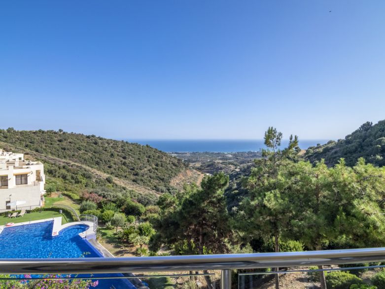 Elegante y moderno apartamento de dos dormitorios en el exclusivo Samara Resort en Marbella con impresionantes vistas panorámicas al mar