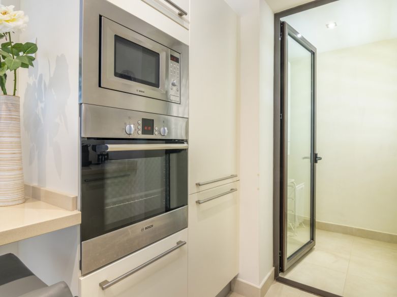 Elegante y moderno apartamento de dos dormitorios en el exclusivo Samara Resort en Marbella con impresionantes vistas panorámicas al mar