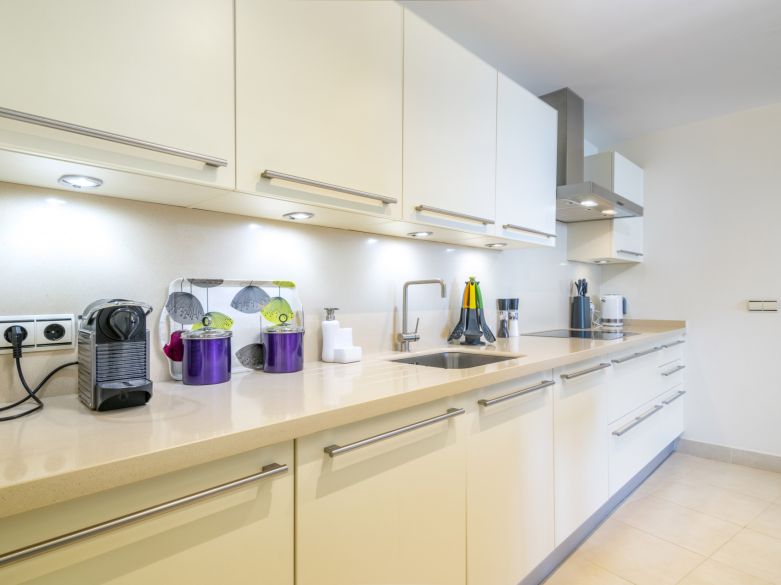 Elegante y moderno apartamento de dos dormitorios en el exclusivo Samara Resort en Marbella con impresionantes vistas panorámicas al mar