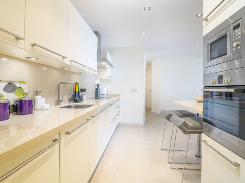 Elegante y moderno apartamento de dos dormitorios en el exclusivo Samara Resort en Marbella con impresionantes vistas panorámicas al mar