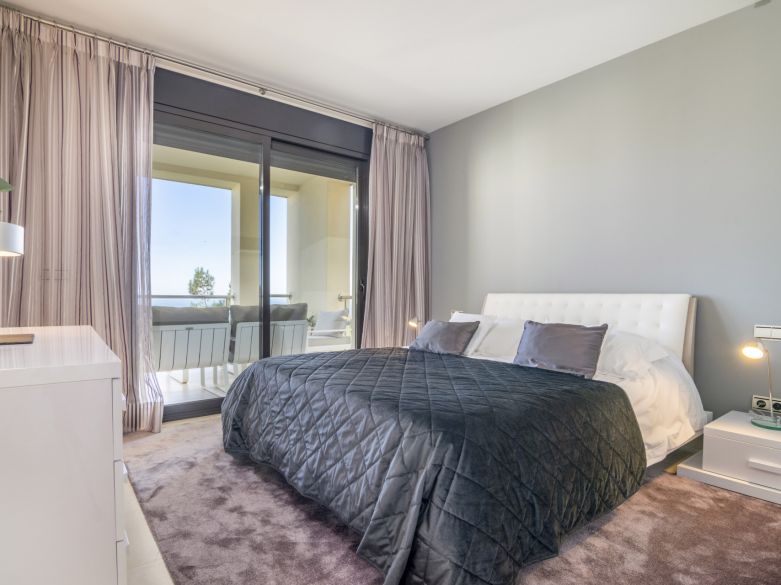 Elegante y moderno apartamento de dos dormitorios en el exclusivo Samara Resort en Marbella con impresionantes vistas panorámicas al mar