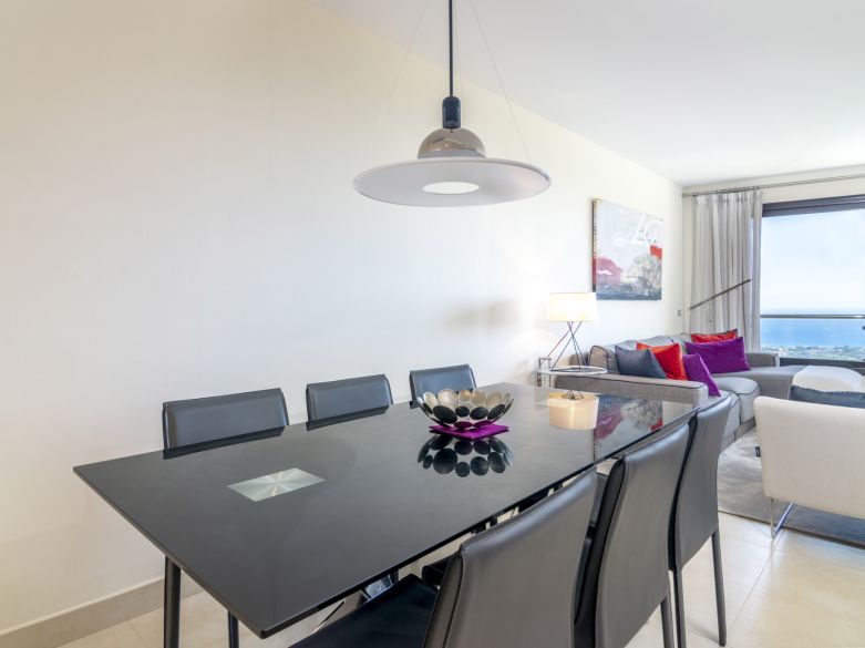 Elegante y moderno apartamento de dos dormitorios en el exclusivo Samara Resort en Marbella con impresionantes vistas panorámicas al mar