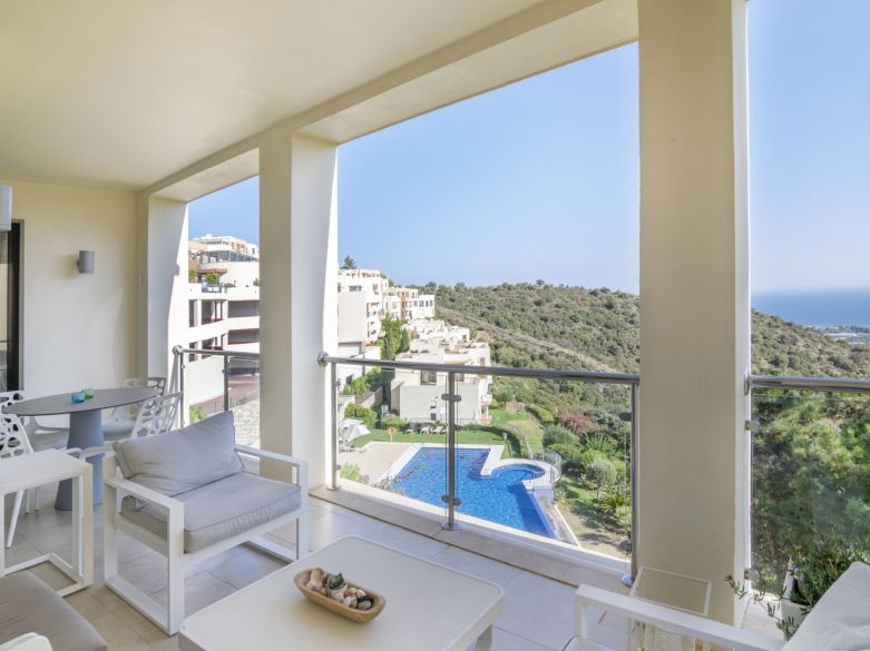 Elegante y moderno apartamento de dos dormitorios en el exclusivo Samara Resort en Marbella con impresionantes vistas panorámicas al mar