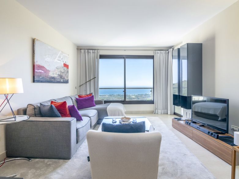 Elegante y moderno apartamento de dos dormitorios en el exclusivo Samara Resort en Marbella con impresionantes vistas panorámicas al mar